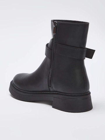 Trendyol Nízké kozačky – černá