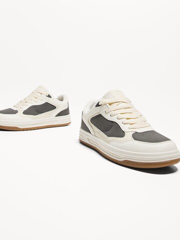 Baskets basses Bershka en beige