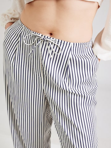 Tommy Hilfiger Curve Zvonové kalhoty Kalhoty se sklady v pase – bílá