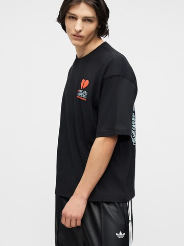 Tricou 'V-Day Heart Broken Cat' de la ADIDAS ORIGINALS pe negru