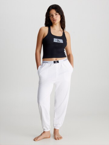 Calvin Klein UnderwearTapered Hlače s naborima - bijela boja