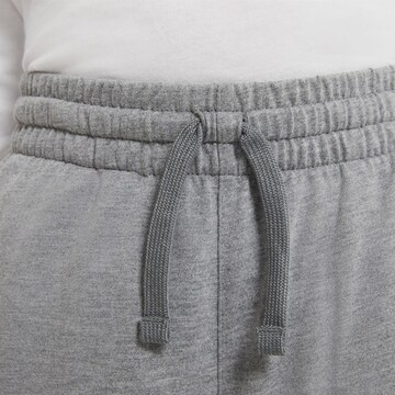 Nike Sportswear Regular Bukse i grå