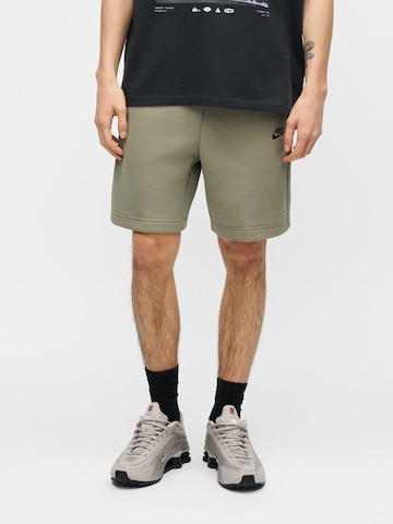 Nike Sportswear Loosefit Shorts 'TECH FLC' in Grün: Vorderseite