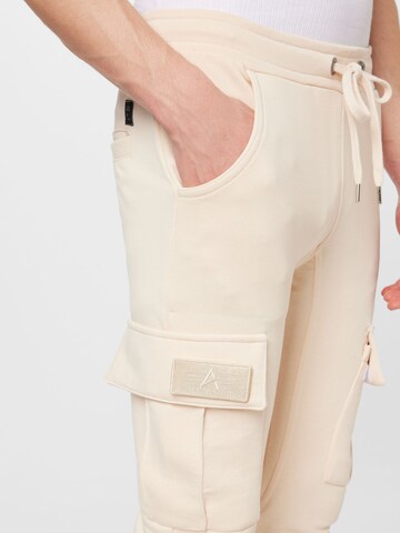 Effilé Pantalon cargo 'Terry' ALPHA INDUSTRIES en beige