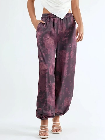 Qu Style Tapered Trousers in Red: front