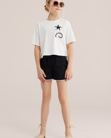 WE Fashion Ohlapna forma Hlače | črna barva