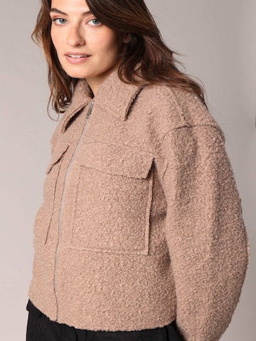 Veste mi-saison 'Assili' Deeluxe en gris