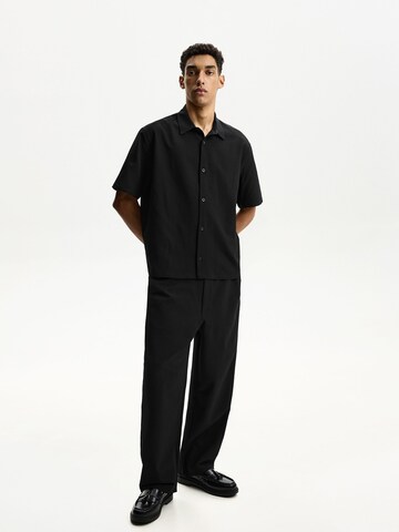 Comfort fit Camicia di Bershka in nero