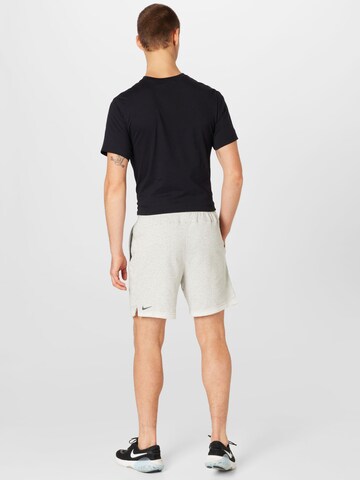 NIKE Regular Sportshorts in Grau