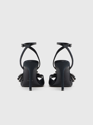 GUESS - Sandália 'Charmin' em preto