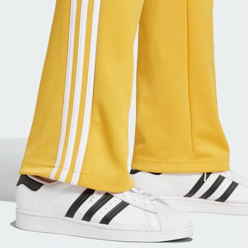ADIDAS ORIGINALS Regular Broek 'Adicolor 70s' in Geel