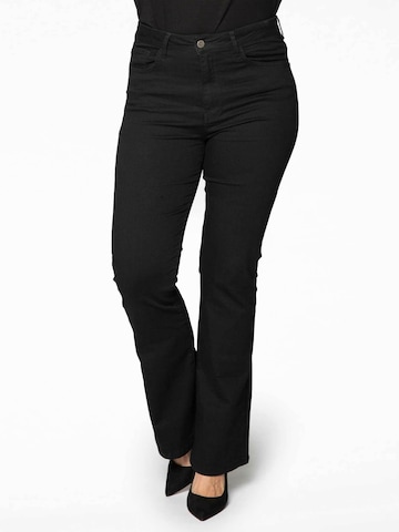 Yoek Bootcut Jeans in Zwart: voorkant