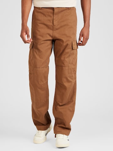 Carhartt WIP Loosefit Cargobroek in Bruin: voorkant