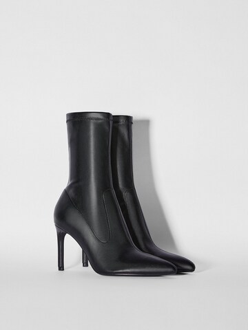 Bershka Stiefel in Schwarz