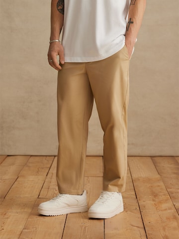 DAN FOX APPAREL רגיל מכנסי צ'ינו 'Laurin' בבז': מלפנים