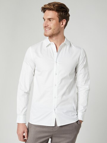 ABOUT YOU x Kevin Trapp جينز مضبوط قميص 'Jasper' بلون أبيض: الأمام