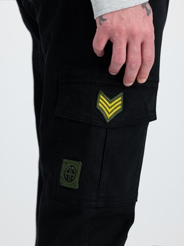 Effilé Pantalon cargo ALPHA INDUSTRIES en noir