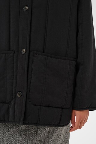 SOAKED IN LUXURY Tussenjas in Zwart