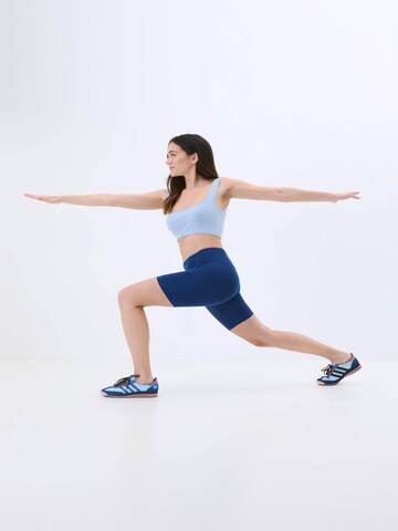 C&City Skinny Shorts in Blau