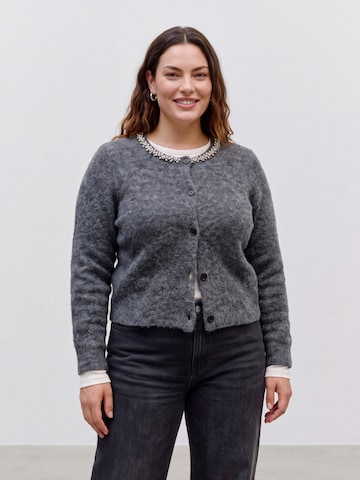 Vero Moda Curve - Cárdigan 'VMCNOVAH' en gris: frente