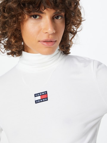 Tricou de la Tommy Jeans pe alb