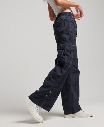 Superdry Wide Leg Cargohose in Blau