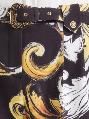 Tapered Pantaloni con piega frontale di Versace Jeans Couture in nero