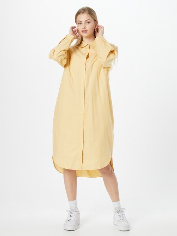 MSCH COPENHAGEN - Vestidos camiseiros 'Haddis' em amarelo