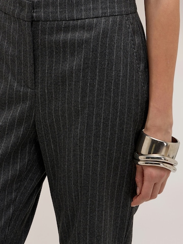 Pantaloni di MOTIVI in grigio