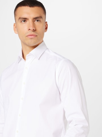 Coupe regular Chemise bugatti en blanc