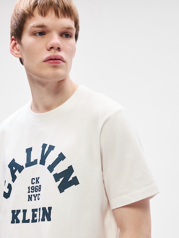 T-Shirt '20S' Calvin Klein Jeans en blanc