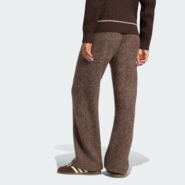 ADIDAS ORIGINALS - Loosefit Pantalón 'Essentials' en marrón