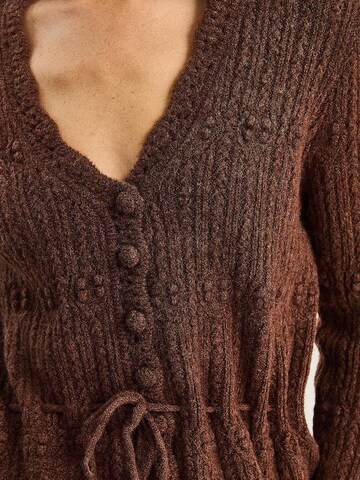 Bianco Lucci - Casaco de malha em castanho