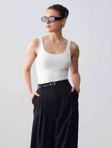 Dilvin Top in White: front