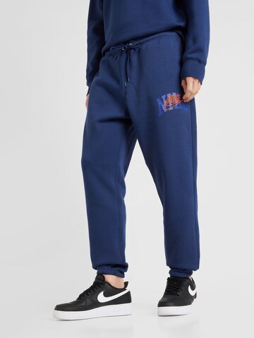 Effilé Pantalon 'CLUB' Nike Sportswear en bleu : devant