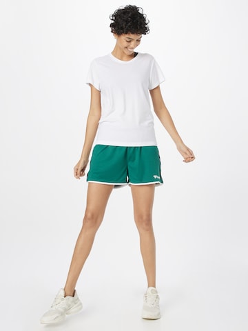 Hummel Regular Sportshorts in Grün