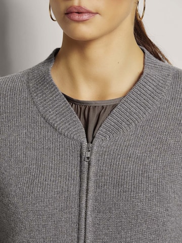 MADELEINE Gebreid vest in Grijs