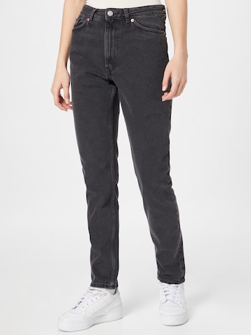 Monki Regular Jeans in Black: front