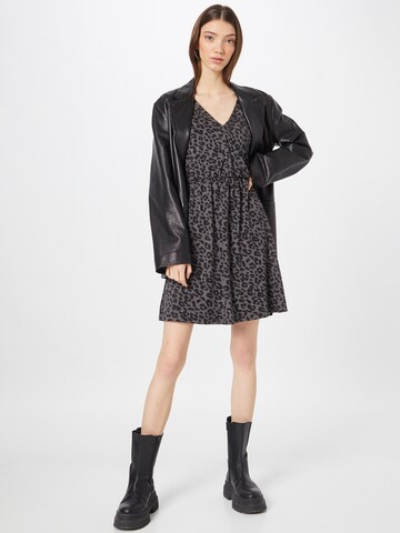 Rochie 'Sina' de la ABOUT YOU pe gri