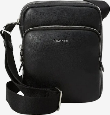 Calvin Klein Taška cez rameno 'RAISED POCKET REPORTER TRACOLLINA' - Čierna: predná strana