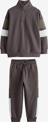 Next Joggingdragt i brun: forside