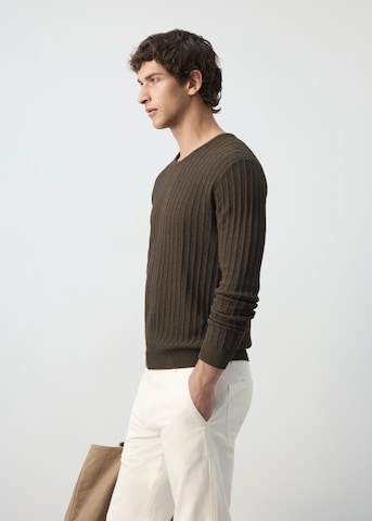 MANGO MAN Sweter w kolorze brązowy