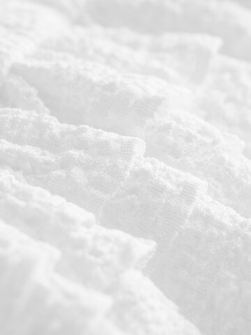Next Mekko värissä valkoinen