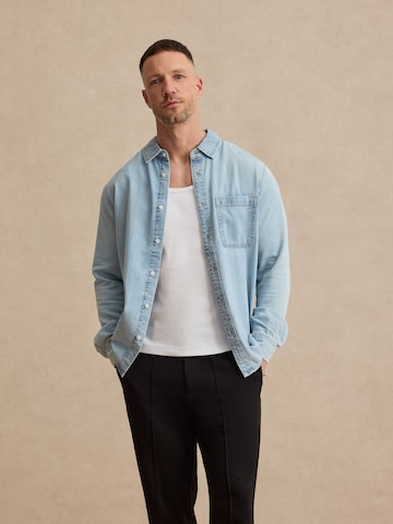 DAN FOX APPAREL جينز مضبوط قميص 'Mika' بلون أزرق: الأمام