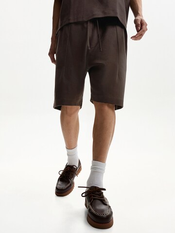 Regular Pantalon Bershka en marron : devant