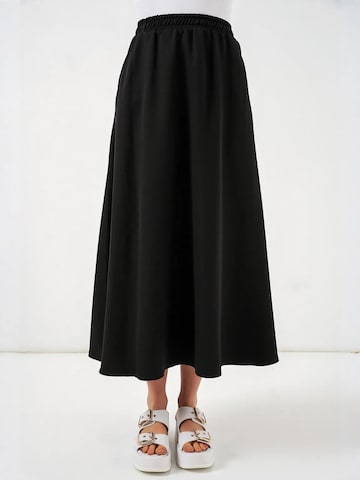 Bigdart Skirt in Black: front