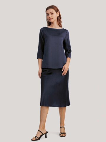 Lilysilk Blouse '3/4 Ärmel Seidenbluse mit Boot-Hals' in Blauw