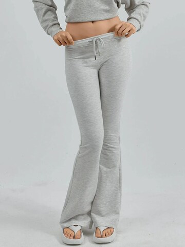 Busem - Flared Calças em cinzento: frente