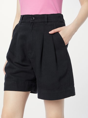 Loosefit Pantaloni con pieghe di DEDICATED. in nero