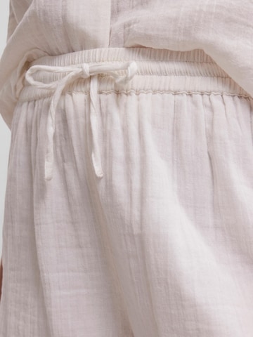 Loosefit Pantaloni 'Stina' di PIECES in bianco